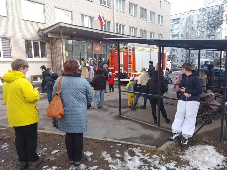 Удушающая вонь заставила эвакуировать петербуржцев из детской поликлиники