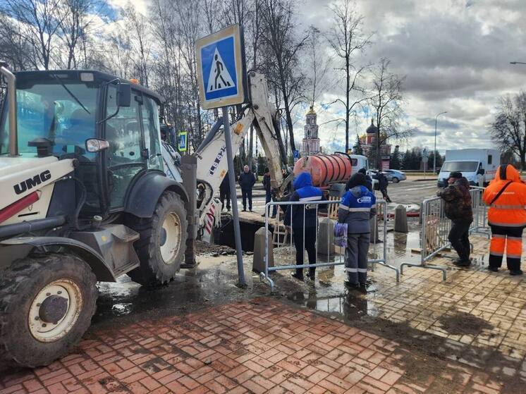 В Старой Руссе на Крестецкой улице перекрыли движение транспорта из-за прорыва трубы