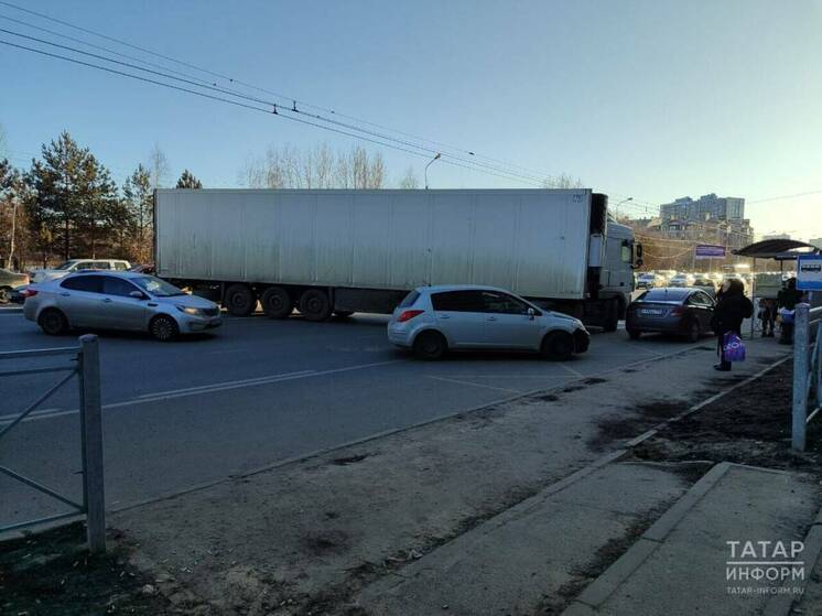 Возникла пробка на Вахитова в Казани из-за столкновения фуры с авто