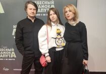 Актриса Лариса Баранова, которая играет Лелю в известном сериале «СашаТаня», по сценарию мама маленького ребёнка, а у самой артистки двое детей