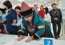 В Улан-Удэ в честь бурятского Нового года — Сагаалгана — прошел яркий фестиваль по созданию самой длинной лапши. Организатором выступила школа бурятского языка «Амар мэндэ!», а участниками стали 40 человек от 5 до 87 лет. Итог — рекордные 302 метра!