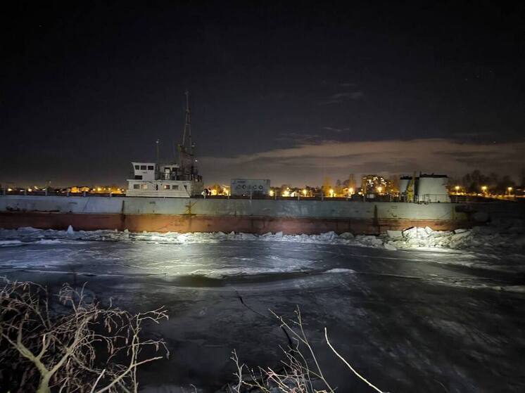 Пришвартованный под Петербургом сухогруз оторвало от причала из-за движения льда