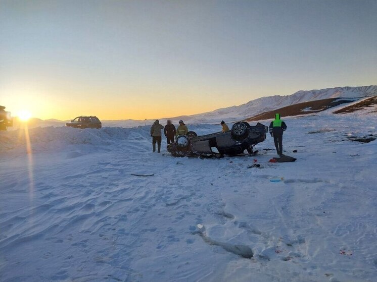 На Алтае пьяный и бесправный водитель опрокинул автомобиль