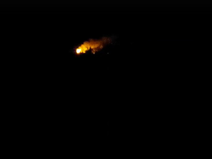Под Тверью на видео сняли пламя от горящей в соседней деревне бани