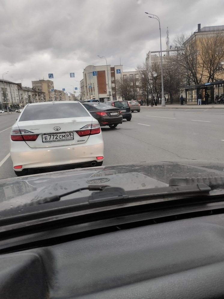 В центре Твери учебный автомобиль грубо нарушил ПДД