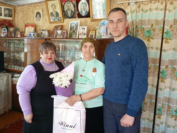 Жительнице Оленинского округа вручили медаль «80 лет Победы»