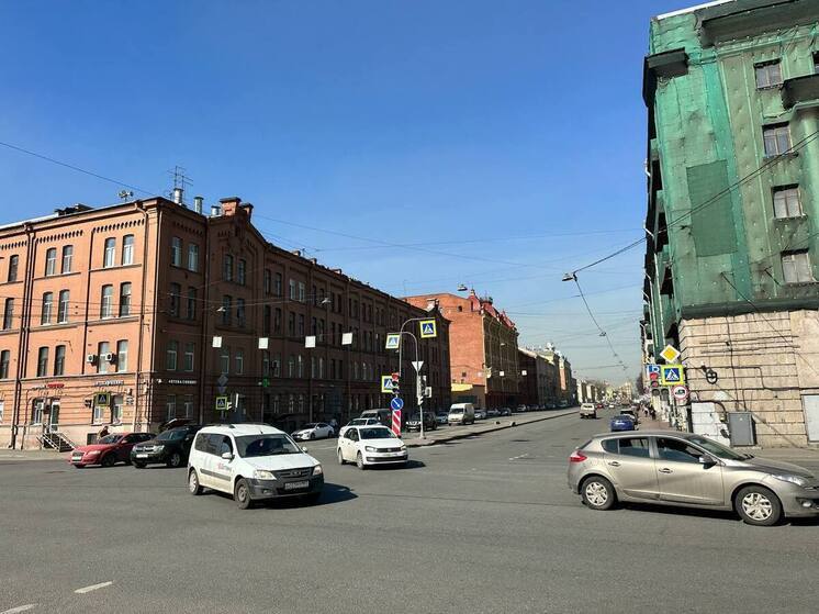 В Петербурге группа подростков отбирает у прохожих покупки и деньги