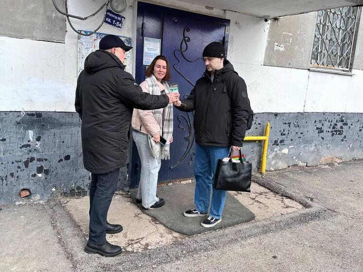 Ратмир Мавлиев передал жителям многоэтажки банки для окурков