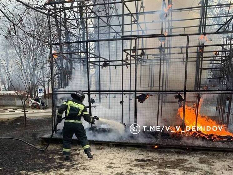 В Центральном парке Белгорода произошел пожар на детской площадке