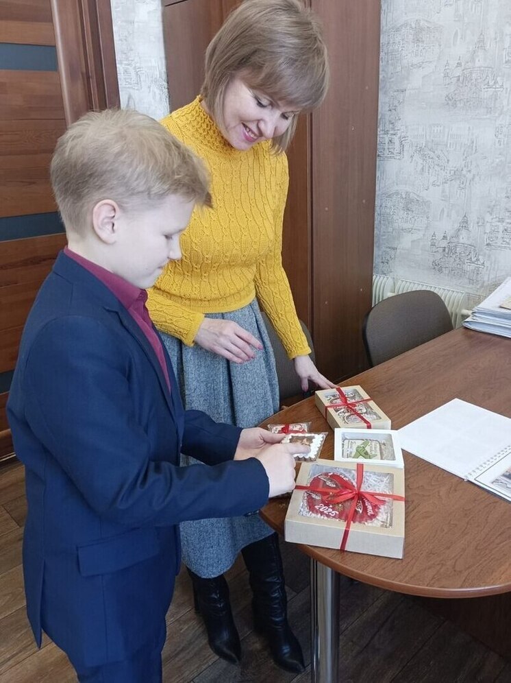 Юный орловец печет пряники с символикой родных Ливен