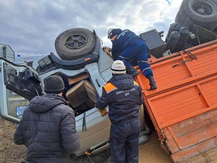 Спасатели извлекли водителя из перевернувшегося грузовика под Пензой