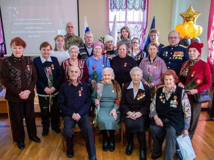 Ветеранам и труженикам блокадного Ленинграда вручили медали к 80-летию Победы