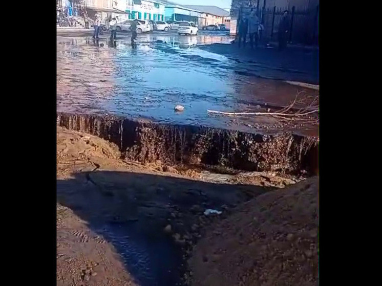 Талые воды размыли теплотрассу и подтопили подвал школы в Нерчинске