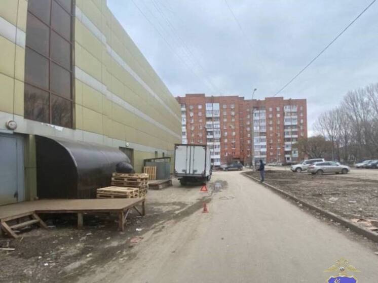 Мужчина на грузовике Fuso сбил 20-летнего парня на ул. Мира в Тольятти 20 марта