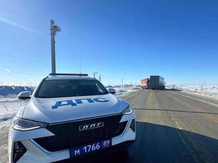 В Новом Уренгое автоинспекторы помогают слетевшим с дороги машинам