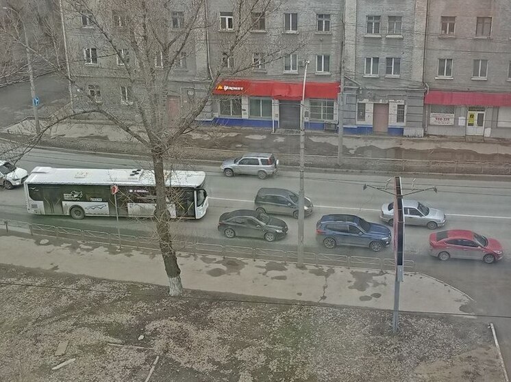 Обеденные пробки в Саратове достигли пяти баллов