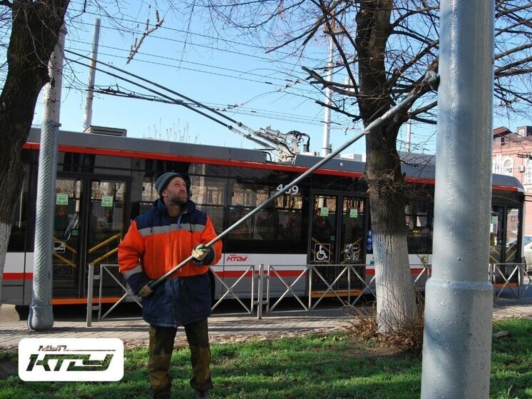 В Краснодаре приводят в порядок опоры контактной сети