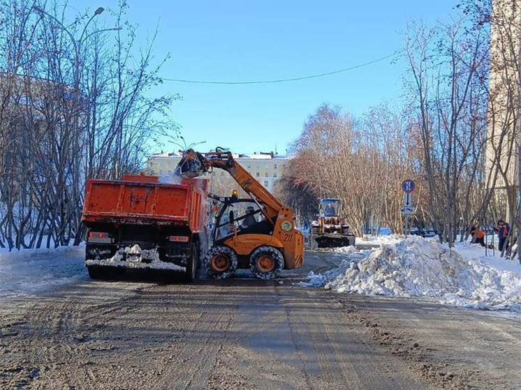 В Мурманске для расчистки дорог и тротуаров от снега задействовали 158 единиц техники