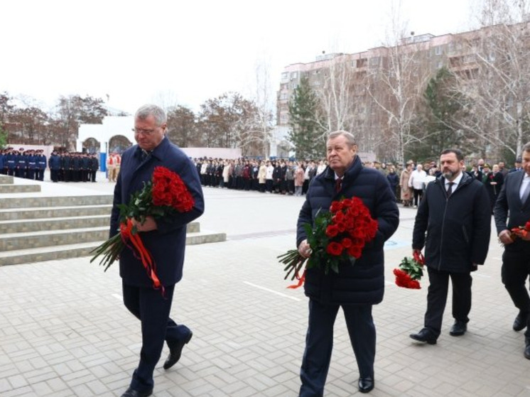 Устинов возложил цветы к мемориальной доске в честь Героя Россия Алексея Калмыкова