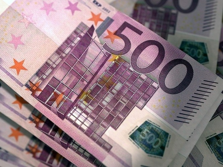 Официальный курс евро снизился на 1,04 рубля после сохранения ключевой ставки ЦБ