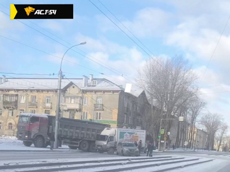 Массовая авария на улице Мира в Новосибирске парализовала движение