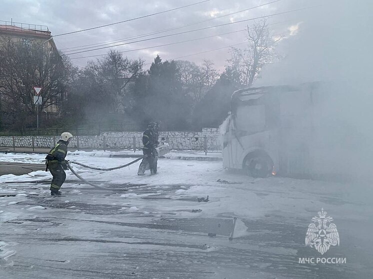 В Севастополе горел пассажирский автобус