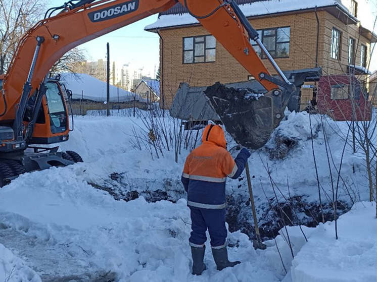 В пригороде Барнаула перекрыли дорогу из-за ремонта водопровода