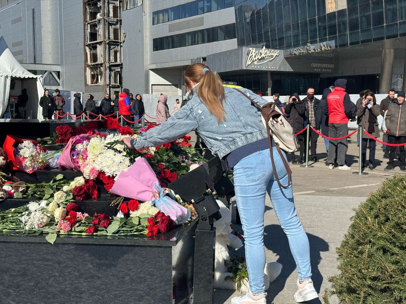 Годовщина теракта в "Крокус Сити Холле": кадры с открытия мемориала