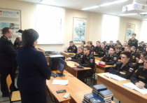 В военном учебном центре Мурманского арктического университета (МАУ) прошла встреча курсантов с представителями Заозерского гарнизонного военного суда. Будущим офицерам рассказали об ответственности за дискредитацию Вооруженных Сил Российской Федерации.