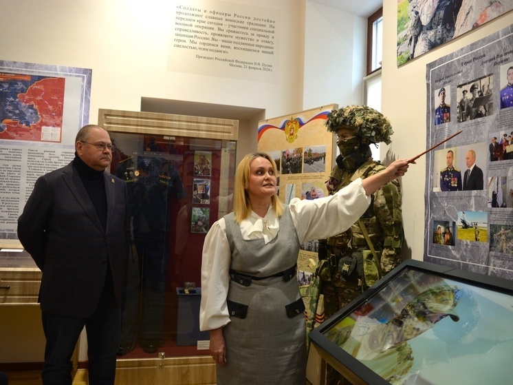 Олег Мельниченко посетил выставку «Своих не бросаем» в Краеведческом музее