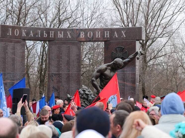 Имена погибших на СВО занесли на мемориал в Парке Победы