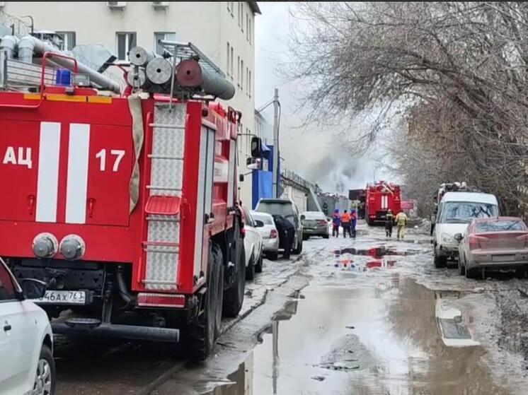 В Промышленном районе Самары пожар в ангаре распространился на 200 кв.м, работают экстренные службы