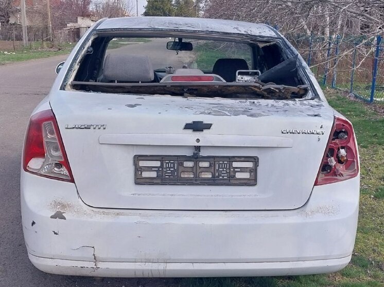 Автомобиль в селе Сергеевка Каховского округа серьезно пострадал после попадания в него дрона.