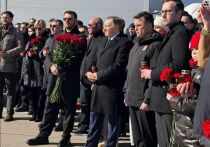На годовщину теракта в «Крокусе», где погибли 145 человек, установили мемориал в память о жертвах трагедии