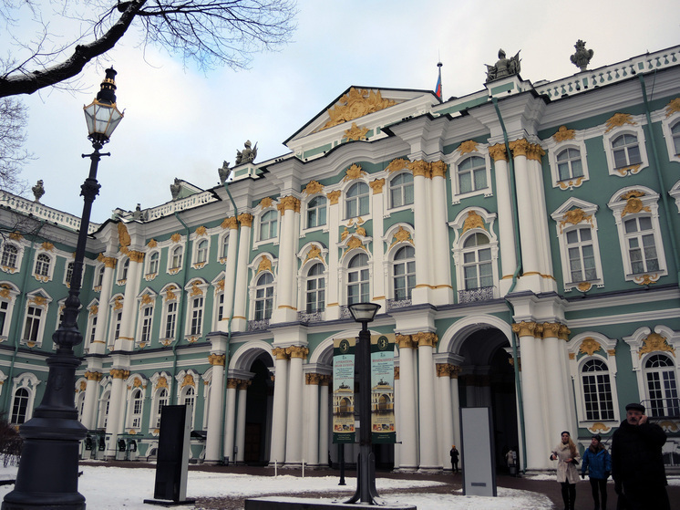 Эрмитаж заявил, что девушка в роскошном наряде планировала коммерческую съемку