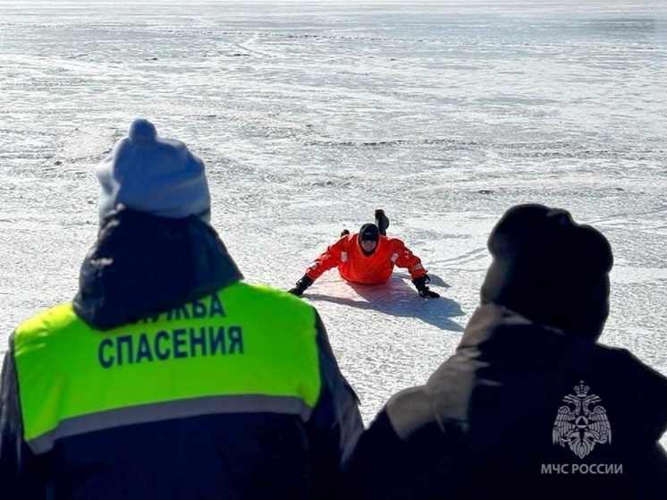 В Краснотурьинске жителям показали, как спасать провалившегося под лед