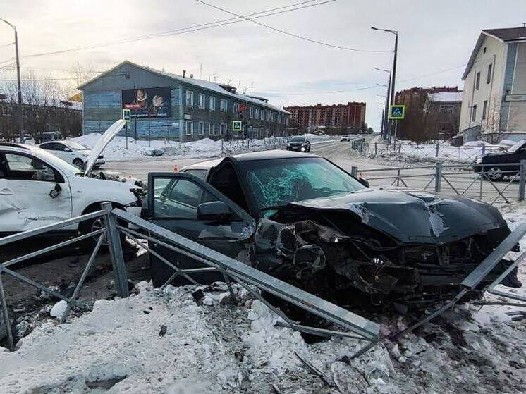 В Салехарде водитель иномарки пролетел на красный и снес «Ладу»