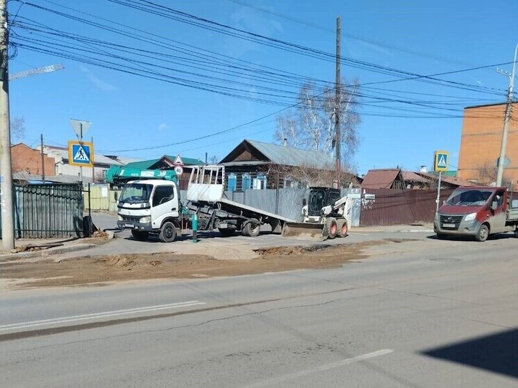 Яма образовалась на улице в Чите после подключения здания театра кукол к сетям