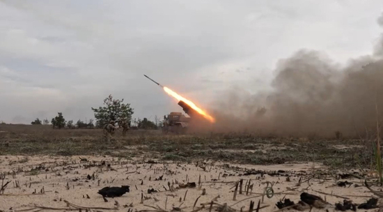 Российские военнослужащие уничтожили технику и живую силу ВСУ: кадры работы "Града"