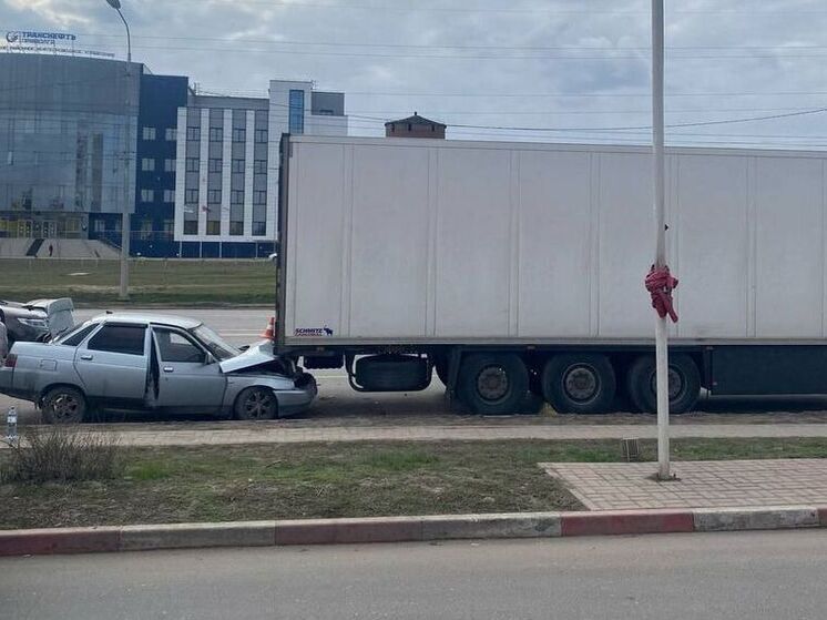 В Волгограде водитель легковушки въехал в прицеп фуры
