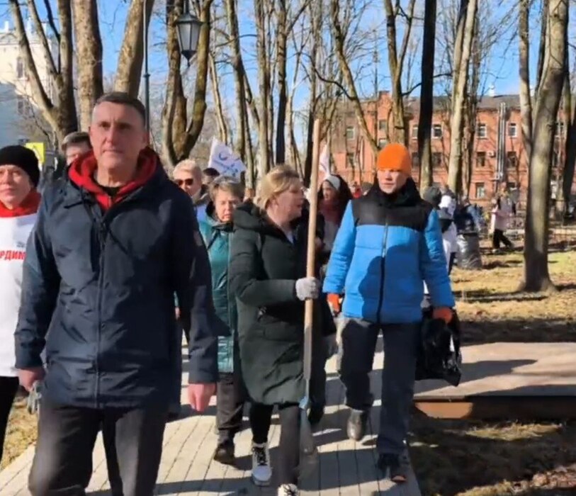 Жители Великого Новгорода провели генеральную уборку в парках и скверах города