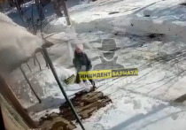 Глыба льда упала на пожилую женщину в Барнауле