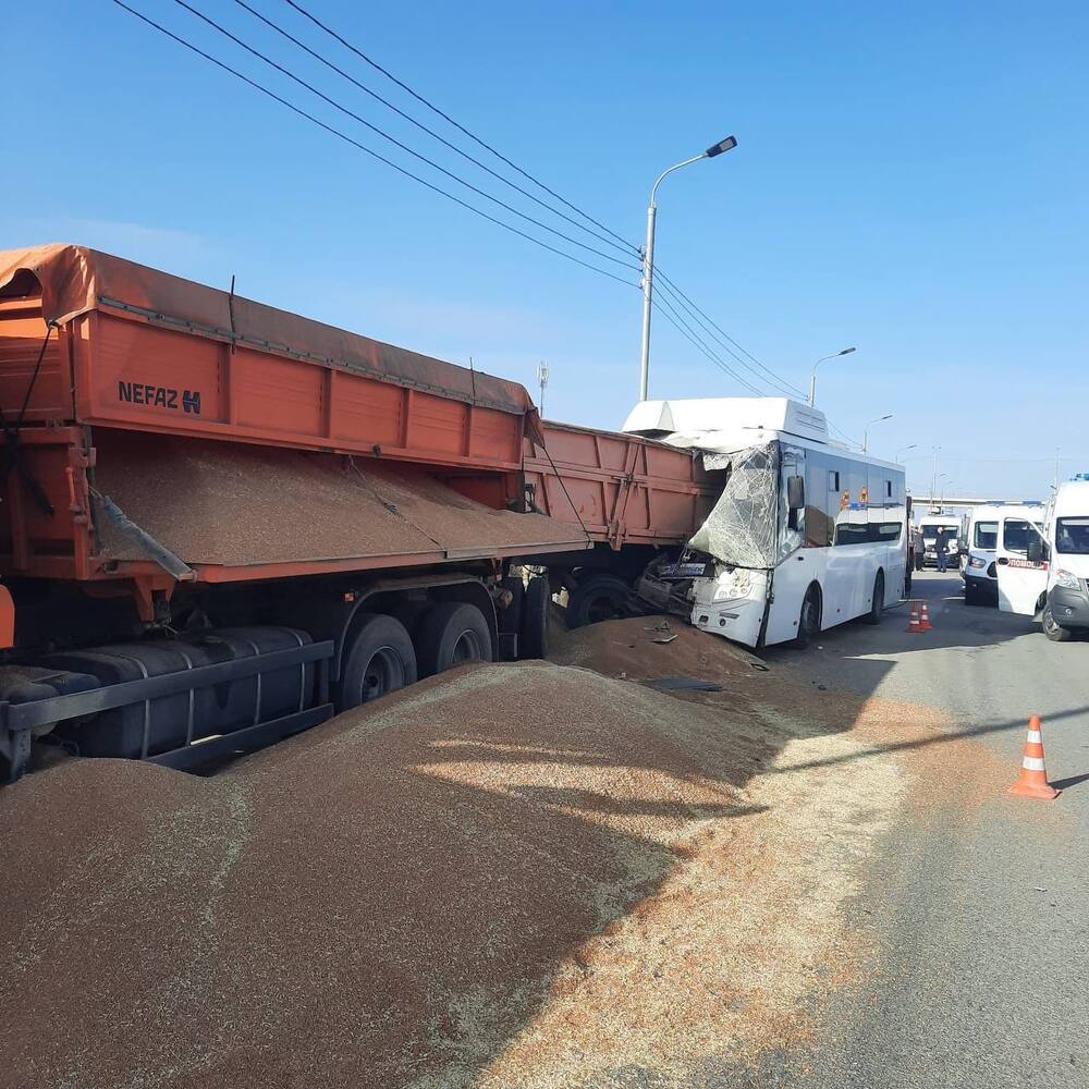 В Крыму автобус с пассажирами столкнулся с грузовиком: кадры страшной аварии