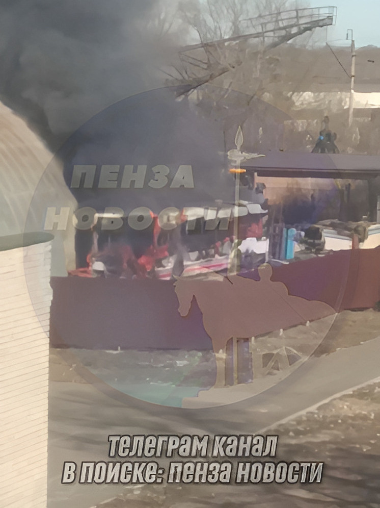 В Пензе загорелся ангар на улице Аустрина