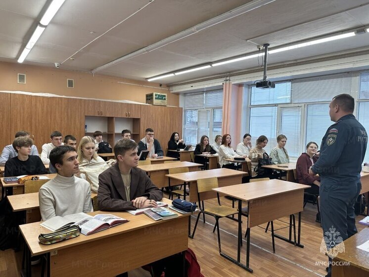 В Орле сотрудники МЧС провели урок безопасности для школьников