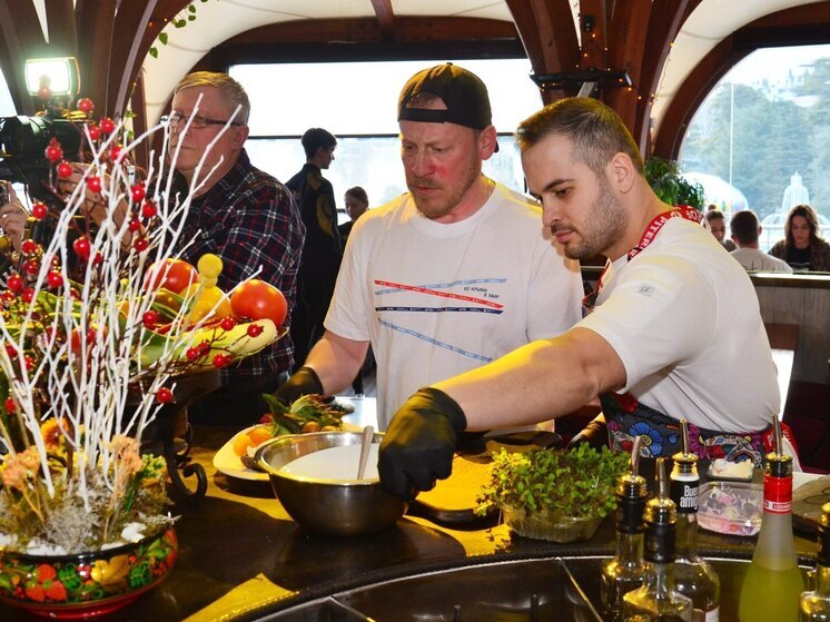 В ялтинском ресторане русской кухни состоялся пламенный кулинарный турнир среди представителей крымских СМИ и блогеров