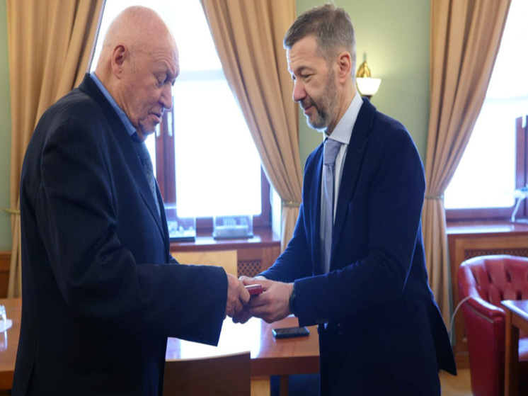 Чукотскому ветерану Владимиру Макарову вручили медаль к юбилею Победы