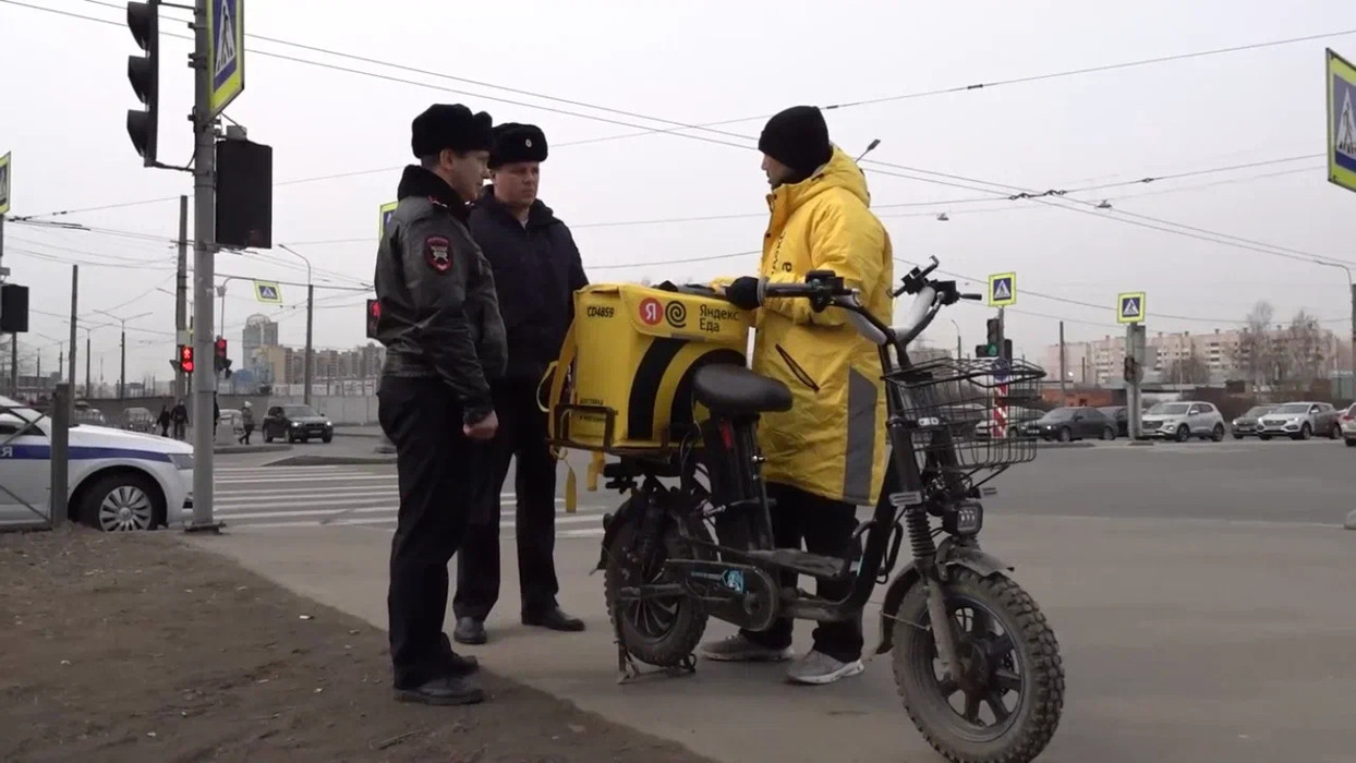 Большинство пойманных полицией Петербурга курьеров на электромопедах оказались мигрантами