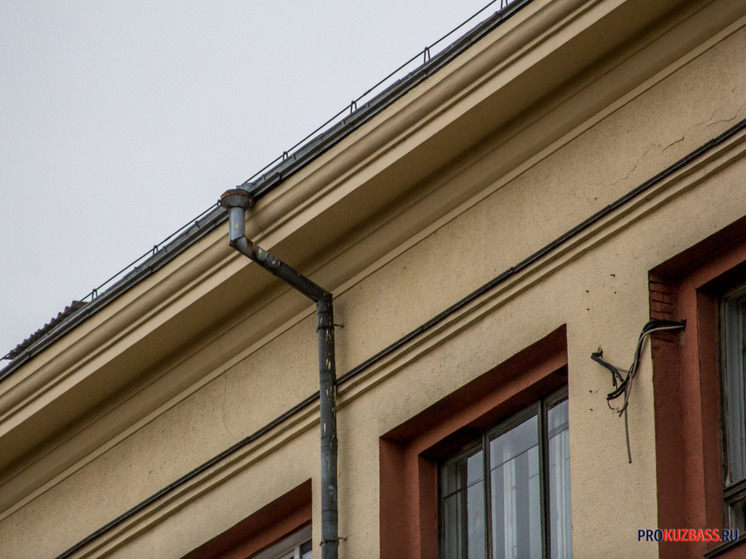 В Киселевске с крыш домов сыпется шифер