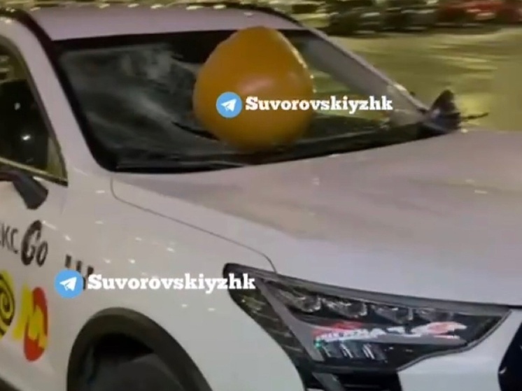 В Ростове неизвестный разгромил авто бетонной полусферой на Суворовском